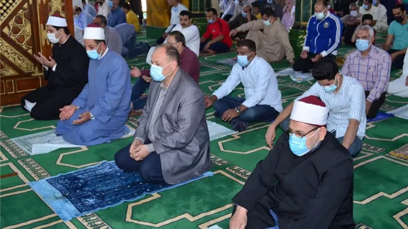 محافظ أسيوط يؤدى صلاة الجمعة بمسجد ناصر ويطمئن على تطبيق الاجراءات الاحترازية والوقائية
