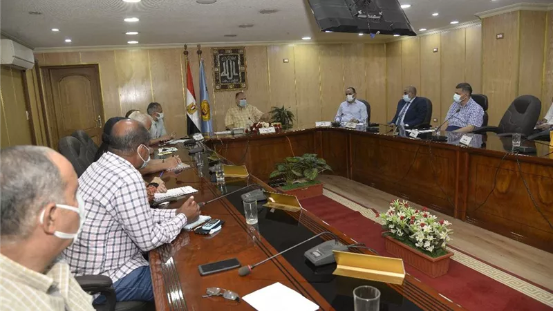 محافظ أسيوط يعقد اجتماعا مع مسئولي الري لمراجعة خطة الاستعداد لفصل الشتاء ويوجه بتشكيل لجان لمراجعة تطهير مخرات السيول