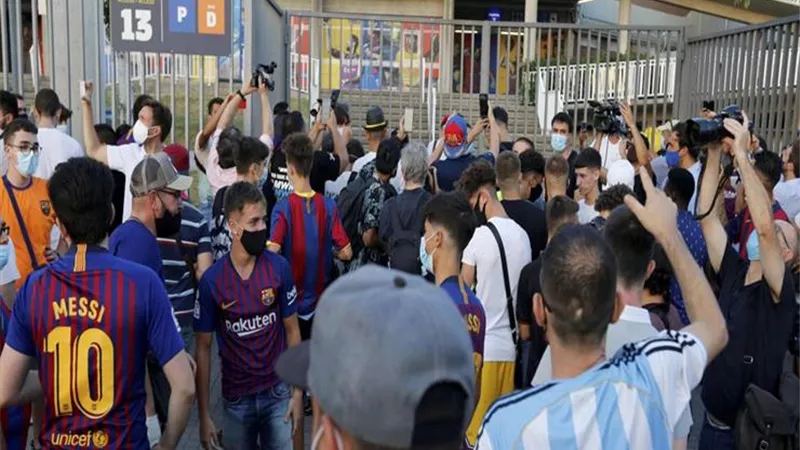 برشلونة ضد ريال مدريد.. جماهير البارسا تحتشد فى محيط 