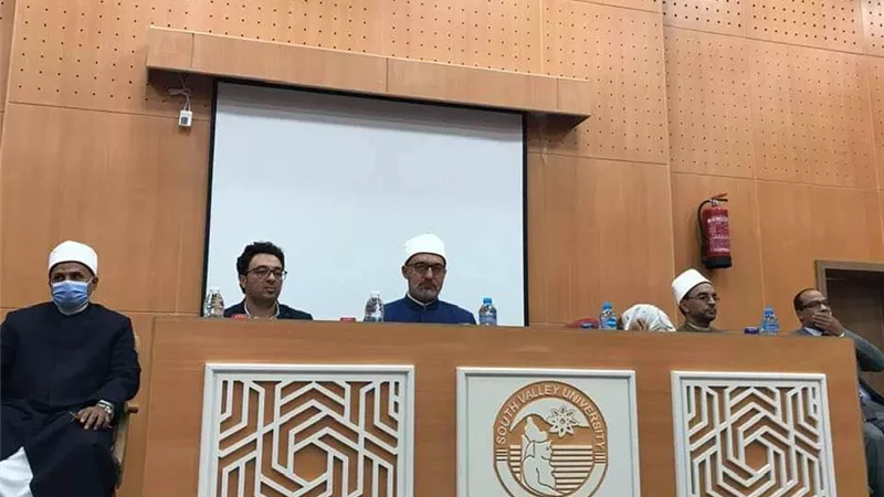 الامين العام لمجمع البحوث الإسلامية يعقد ندوة لطلاب كلية الحاسبات والذكاء الاصطناعي بالغردقة