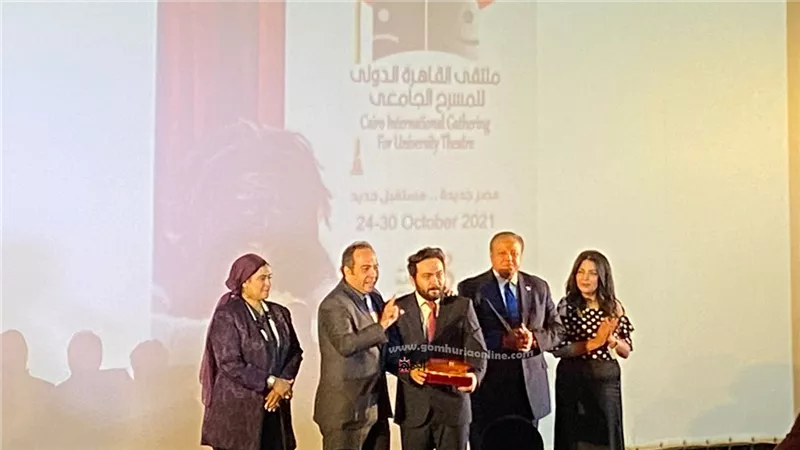 علمني الفن.. المخرج تامر كرم يهدي تكريمه فى ملتقي القاهرة الدولي للمسرح الجامعي للفنان أشرف زكى