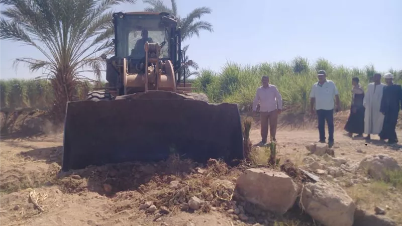 استرداد ١٠٣ فدان زراعة و٥٩ ألف متر مباني علي أراضي الدولة بقنا