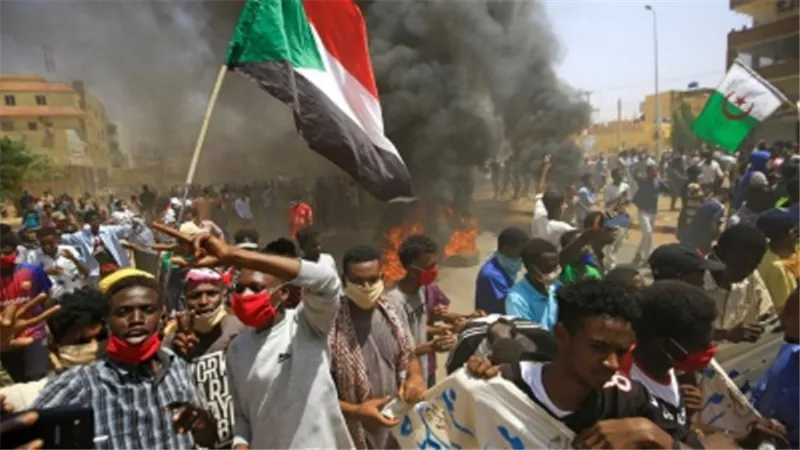 وسائل إعلام: اشتباكات بين متظاهرين والأمن أمام مقر الجيش السوداني