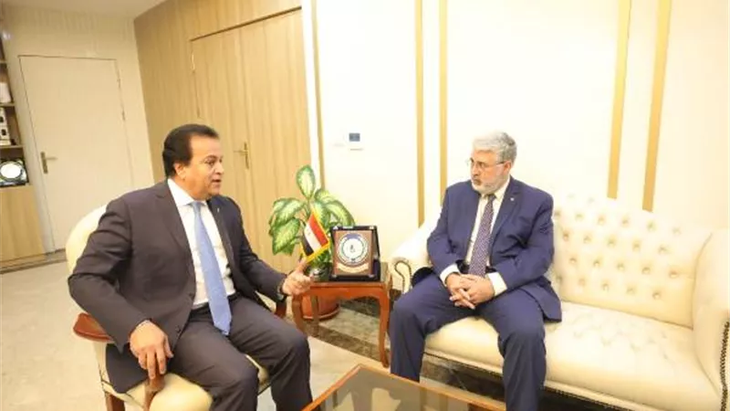 وزير التعليم العالي يعقد اجتماعًا مع رئيس الجامعة الأمريكية في بيروت