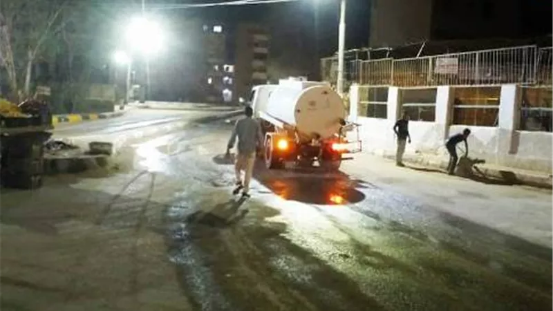 إستجابة لشكوى أهالى أسوان.. تسليك وتطهير غرف الصرف الصحى بالصداقة الجديدة