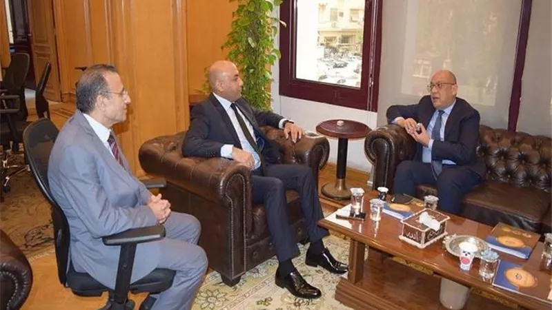 سفير الفلبين يزور غرفة القاهرة لبحث زيادة التبادل التجاري والاستثماري