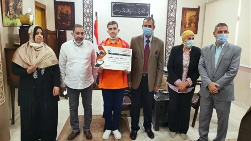 وكيل التعليم بالقليوبية يُكرم الطالب الفائز فى مسابقة “اكبر هاكثون”