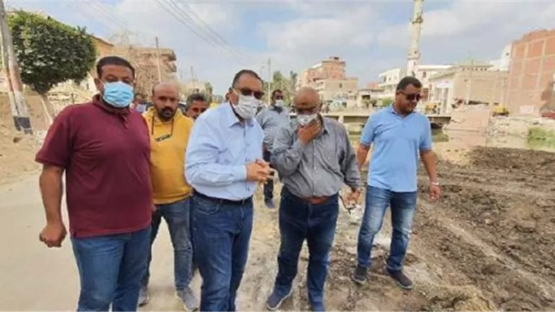 بتكلفة 8 ملايين جنيه محافظ الشرقية يتفقد أعمال إنشاء حائط ساند على بحر فاقوس