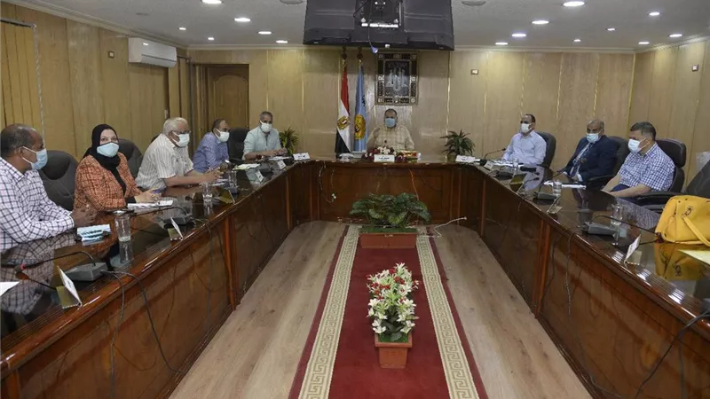 محافظ أسيوط يحفز العاملين بمنظومة تقنين أراضي أملاك الدولة ويشدد على تكثيف العمل وزيادة معدلات الأداء