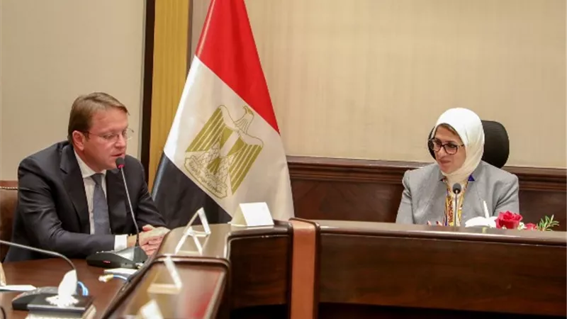وزيرة الصحة تُطلع مفوض الاتحاد الأوروبى على المشروعات القومية التى تنفذها مصر بالقطاع الصحى