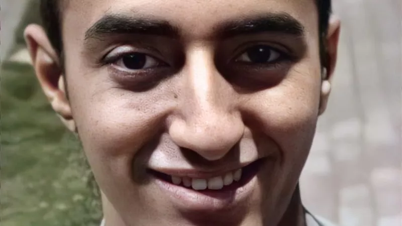 المبدع احمد بهاء الدين.يرسم على الزجاج والنسيج