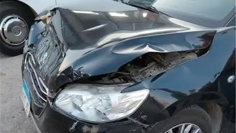 فنانة وزوجة مخرج شهير تتعرض لحادث سيارة .. صور