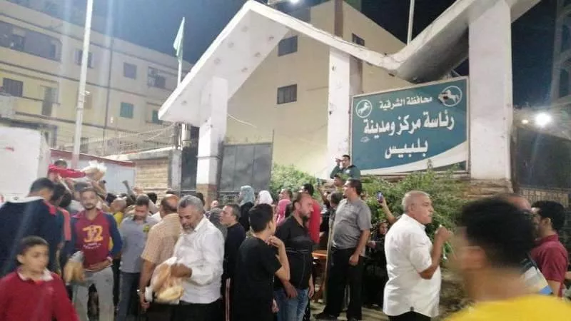 وصول السيارة الثالثة المحملة بالخبز الفينو بسعر ٤٠ قرشا للرغيف