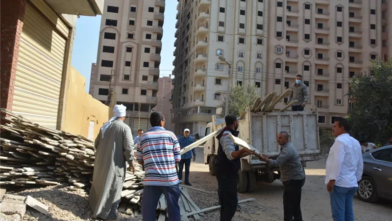 ضبط عددا من أعمال البناء المخالف بمدينة بنها وتحويل المخالفين للنيابة العسكرية