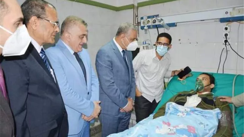 محافظ سوهاج ومدير الأمن يطمئنان على الحالة الصحية للنقيب 