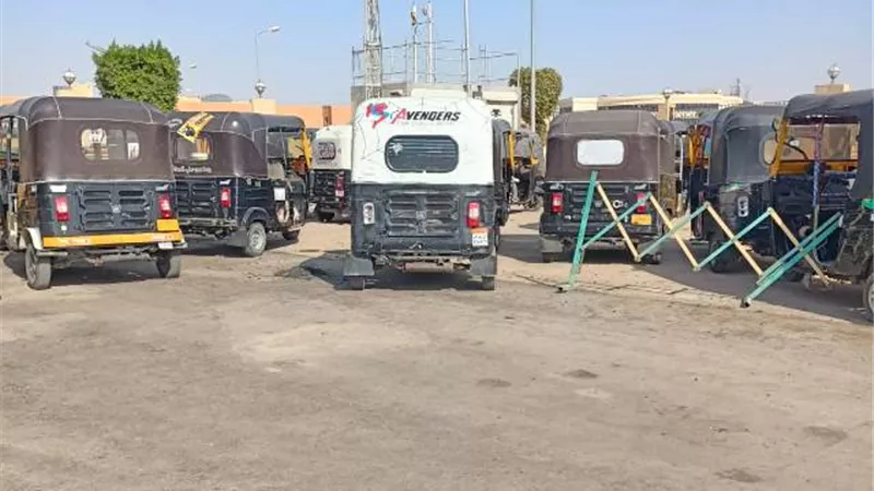 جهاز بدر يضبط 20 توكتوك ويغرم أصحابهم 10ألآف جنيه بالتعاون مع قسم الشرطة.. بالصور