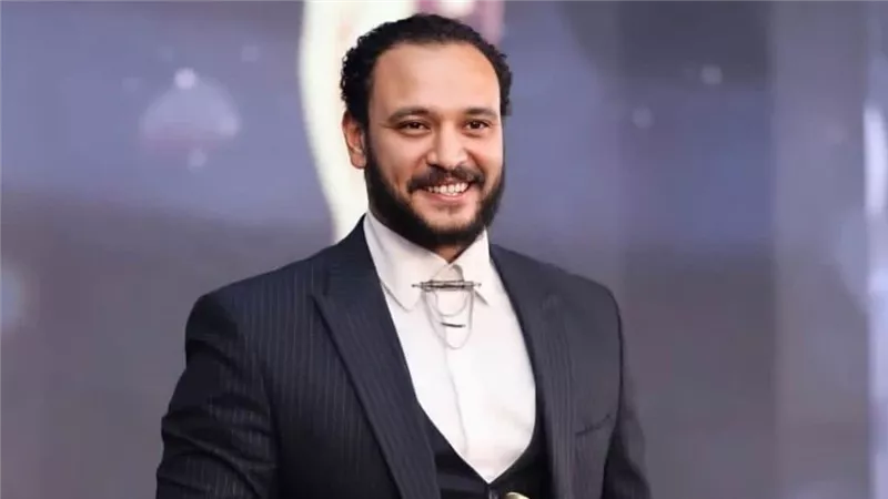 احمد خالد صالح خلف القطبان فى 