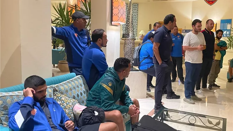 أبو العينين يعقد جلسة مع لاعبى سيراميكا كليوباتر عقب التعادل امام الجونة فى الدورى