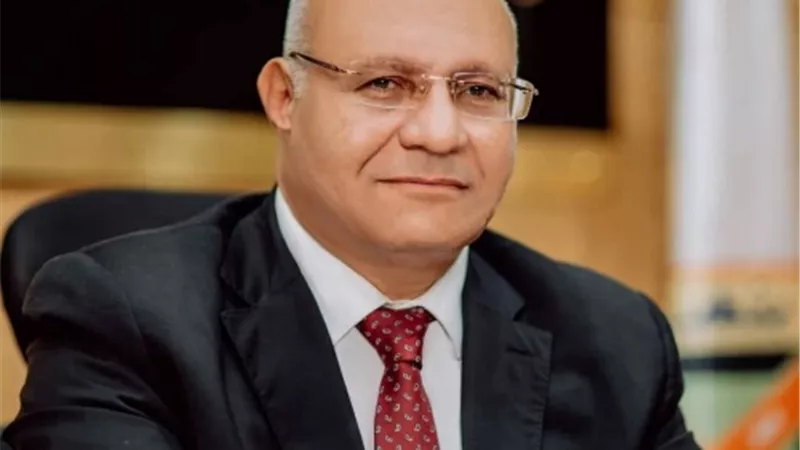 رئيس جامعة بنها يهنئ محمد عبدالفتاح لإنضمامه للجنة التنفيذية لمشروع الاختبارات المميكنة