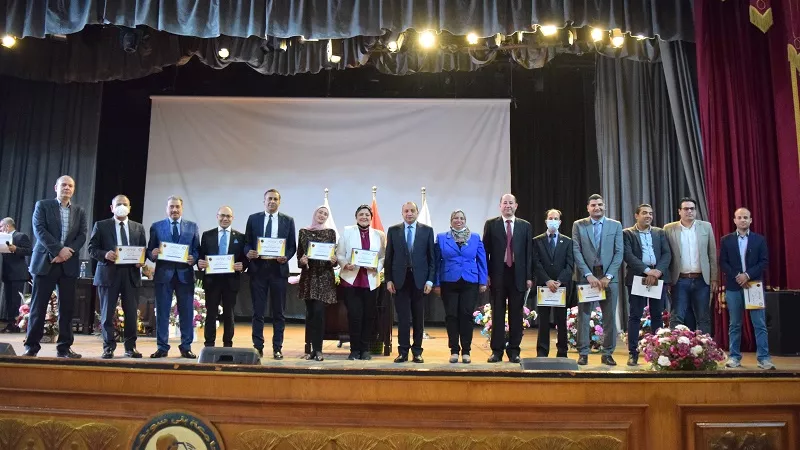 تكريم أعضاء هيئة التدريس الذين تم إدراجهم ضمن قائمة أعلي 2% في العالم بجامعة بنى سويف