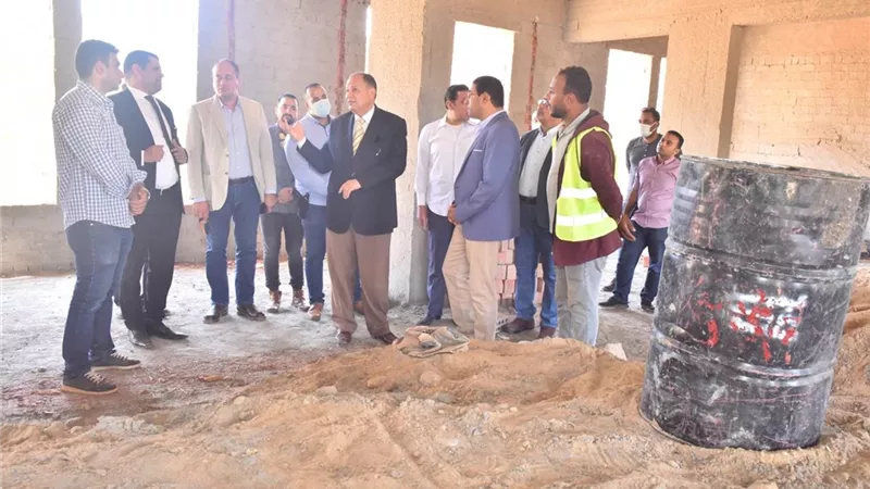 محافظ أسيوط يتفقد الأعمال الجارية لتنفيذ مركز شباب منفلوط