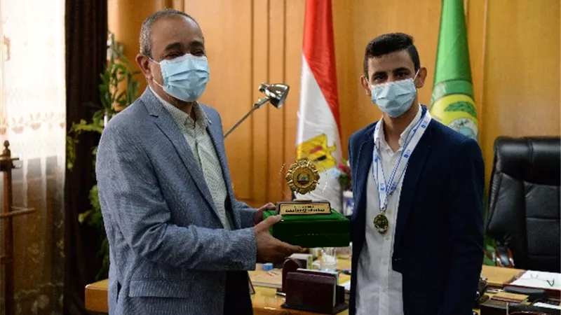 محافظ الإسماعيلية يكرم الطالب الفائز بمسابقة تحدي القراءة بالعربي..صور