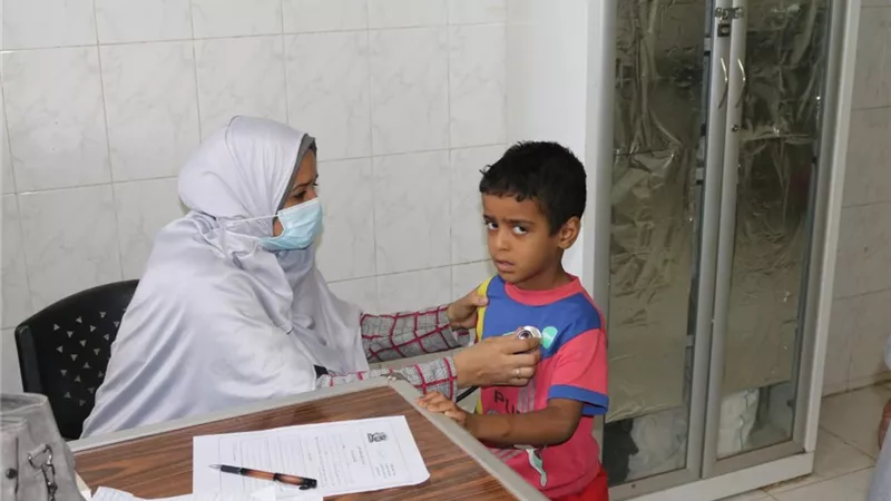 محافظ بني سويف يتابع قافلة تطعيم العاملين بالديوان العام والوحدات المحلية