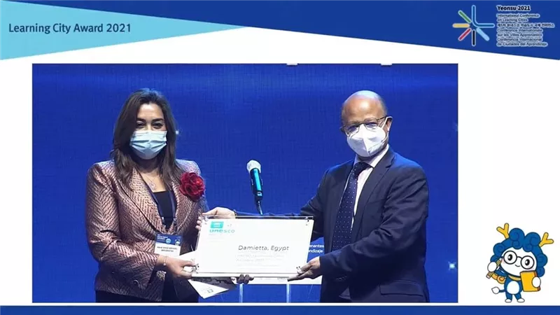 محافظ دمياط تتسلم جائزة اليونسكو وتؤكد حققت خطوات ملموسة لتعزيز أهداف التنمية المستدامة