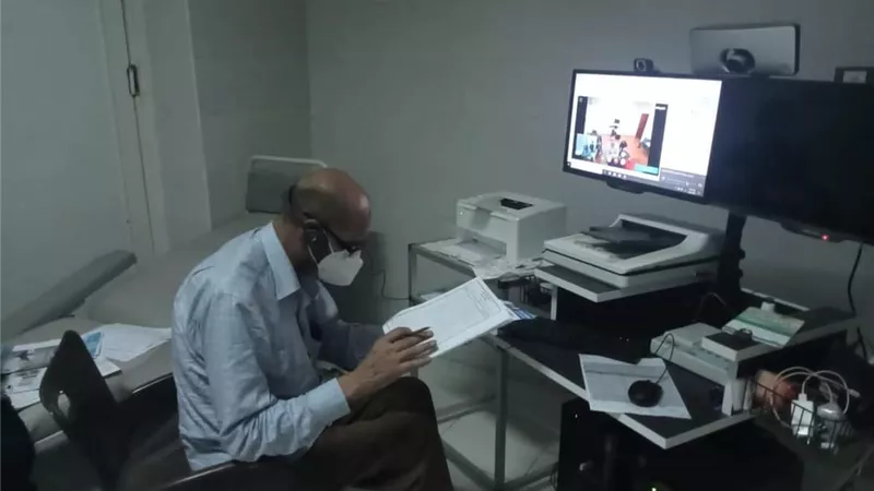 لاول مرة بمستشفى رأس غارب التشخيص عن بعد لمناظرة حالة مصابة بفيروس كورونا