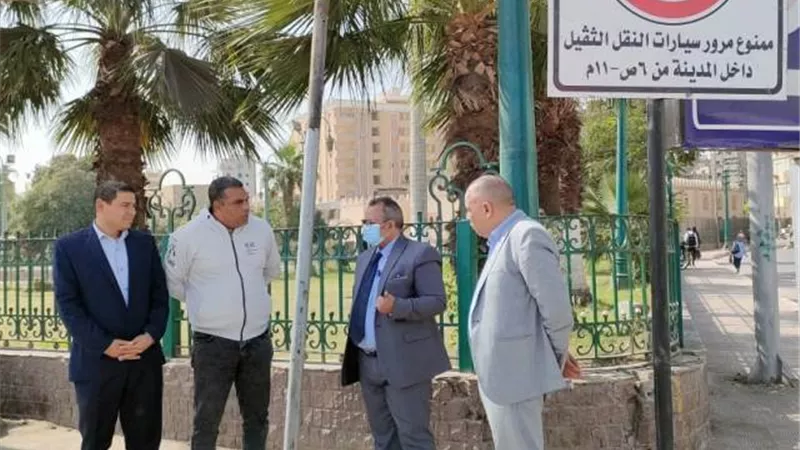 محافظ المنيا يوجه برفع الإشغالات بأحياء مدينة المنيا