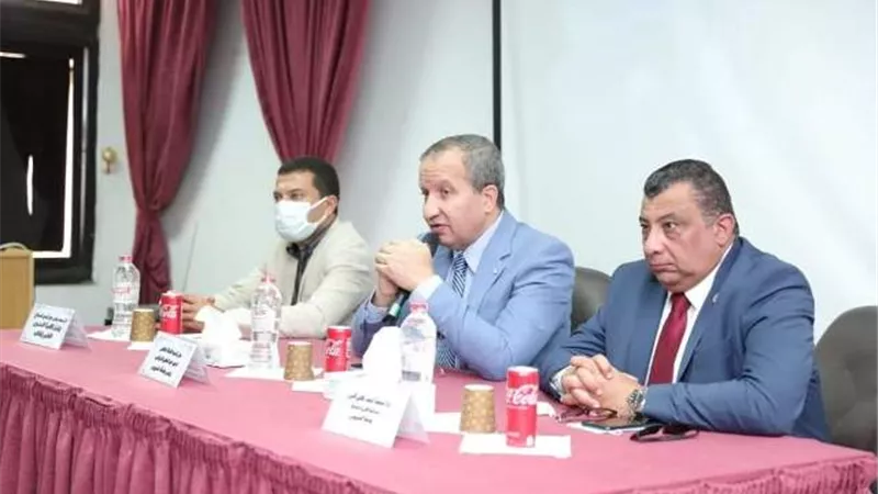 رئيس جامعة السويس يتفقد كلية الثروة السمكية