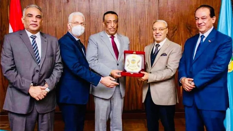مجلس جامعة طنطا يكرم المصرى عميد آداب طنطا