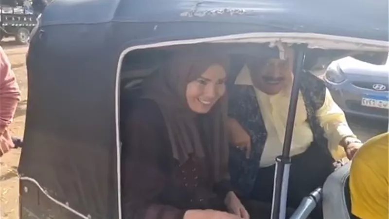 رانيا فريد شوقي تستقل توك توك فى كواليس حدوتة 