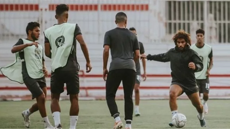 تدريبات بدنية وإطالات بمجمع الصالات فى مران الزمالك