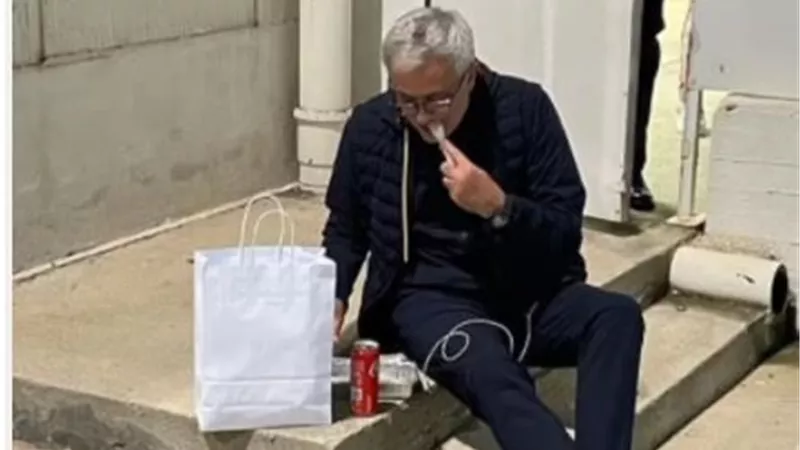 موقف طريف لـ مورينيو بعد حسم موقعة كاليارى.. شاهد