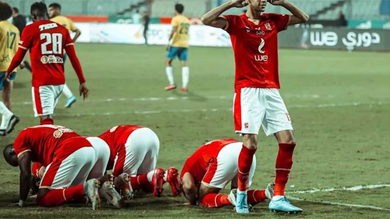 بدر بانون يبتكر طريقة جديدة للأحتفال بفوز الأهلى على الإسماعيلى.. شاهد