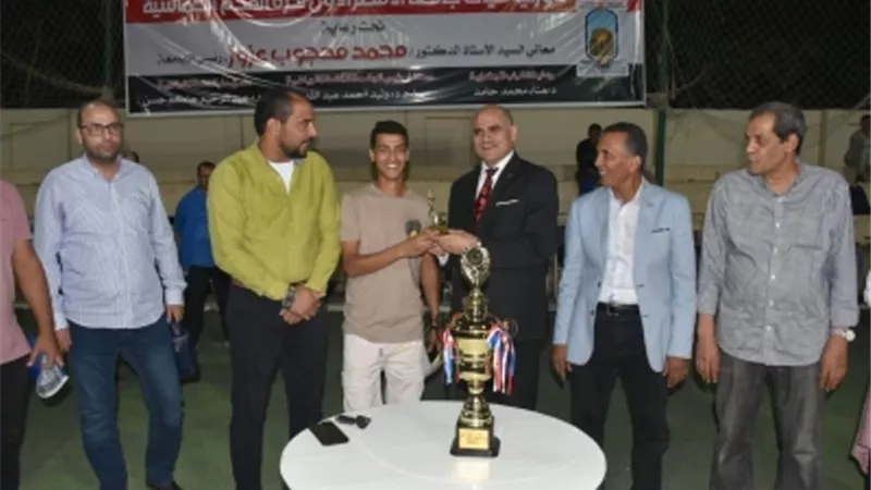 رئيس جامعة الأقصر يشهد نهائي الدوري الأول للجامعة في كرة القدم الخماسية