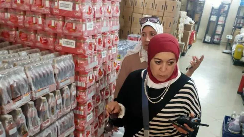 النجار: جهاز 6 أكتوبر يضبط مخزن مخالف للمواد الغذائية التموينية.. بالصور والأرقام