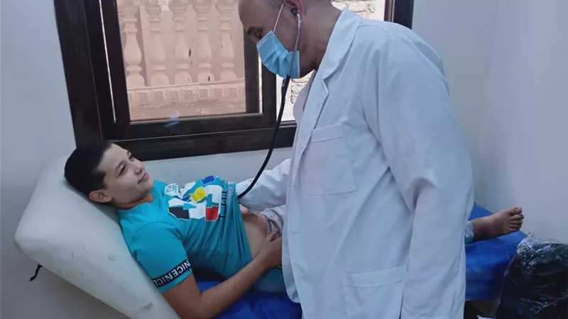 الكشف على 817 مواطنًا فى قافلة طبية مجانية بفرشوط