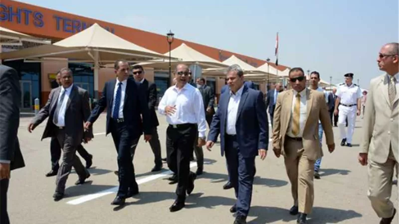وزير الطيران المدني يتفقد مطار أسوان