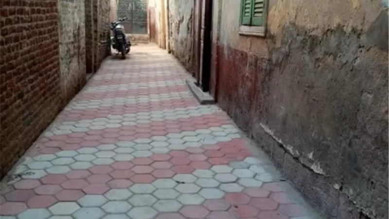 شوارع حي غرب أسيوط تتزين ببلاط الانترلوك..صور