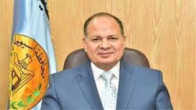 محافظ أسيوط يواصل إستعراض القضايا الجماهيرية مع النواب