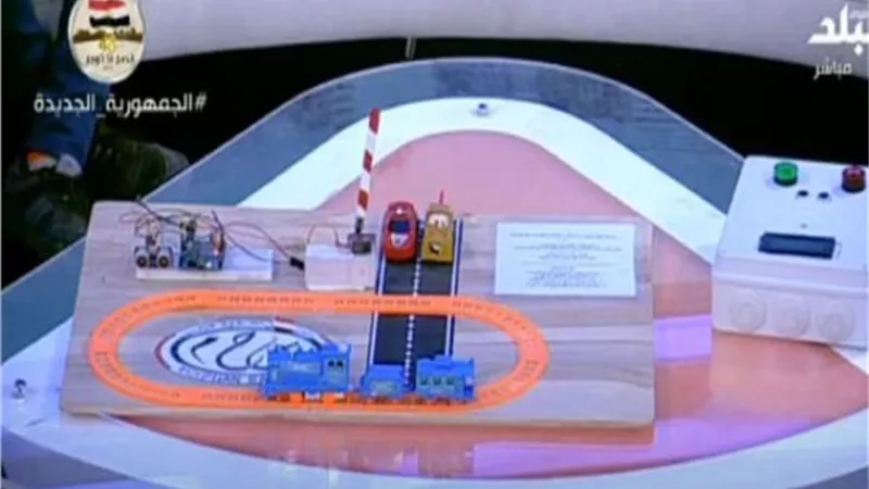 طفل يخترع جهازا يتحكم في مزلقان القطارات دون تدخل بشري للحد من الحوادث.. فيديو
