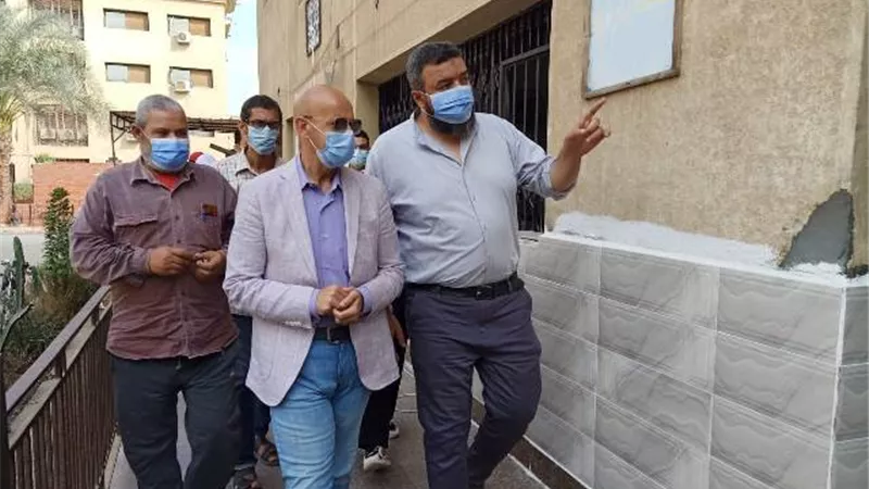 وكيل وزارة الصحة بالشرقية يتفقد سير العمل بمستشفى ديرب نجم.. بالصور