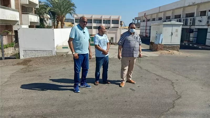 رئيس مدينة سفاجا يتفقد إصلاحات تسريب خط المياه..صور