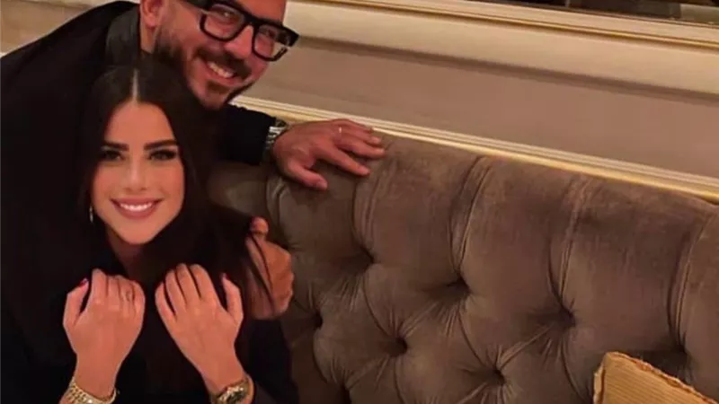 العسيلي يحتفل بعيد ميلاد زوجته في باريس الساحرة