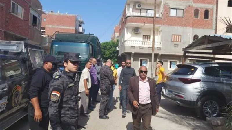 حملة مكبرة ترفع الإشغالات و التعديات بحي ثالث الإسماعيلية ..صور