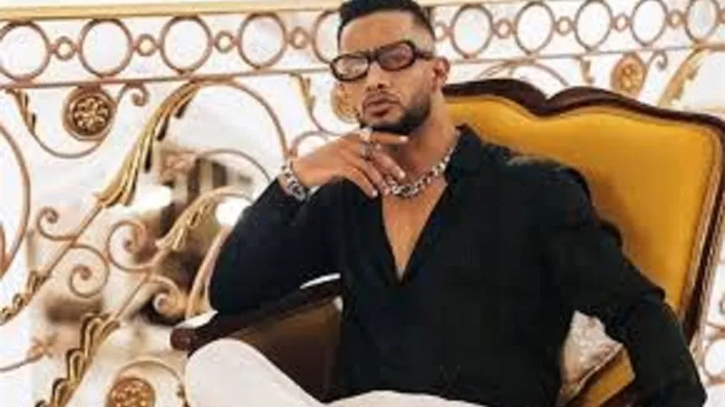 محمد رمضان فى قصر الشيخ سلطان بن خليفه بدراجة نارية.. صور