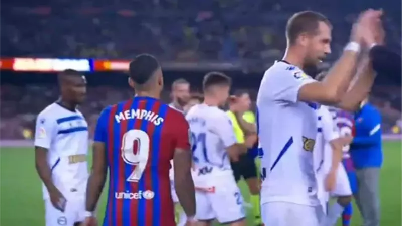 بعد إقالة كومان .. برشلونة يسقط فى فخ التعادل أمام ديبورتيفو ألافيس فى الدورى الأسبانى