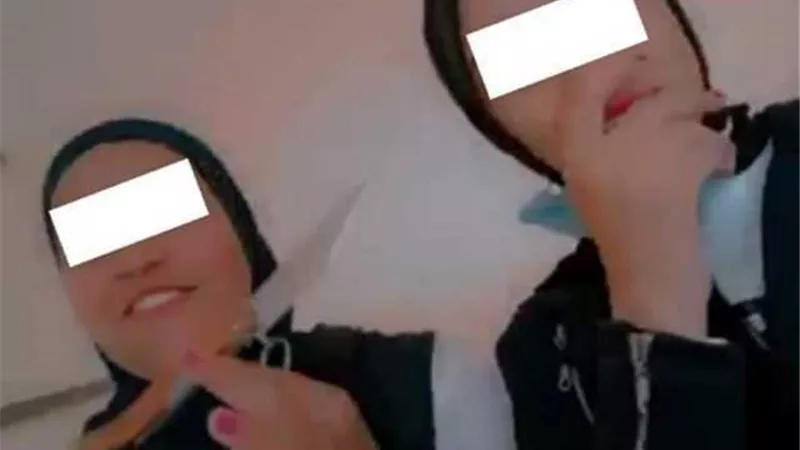 الأمن يكشف ملابسات فيديو لطالبتين تحمل إحداهن 